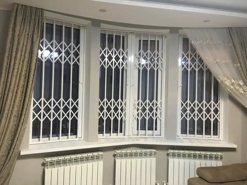 окно с решеткой внутри