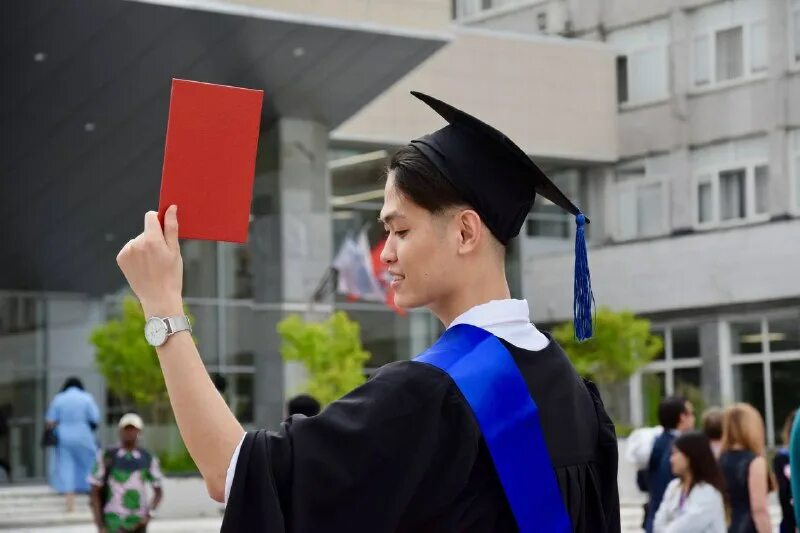 Выпускник вуза бакалавр. Степень бакалавра. Бакалавр це. Мантия студента. Выпускник вуза бакалавр.