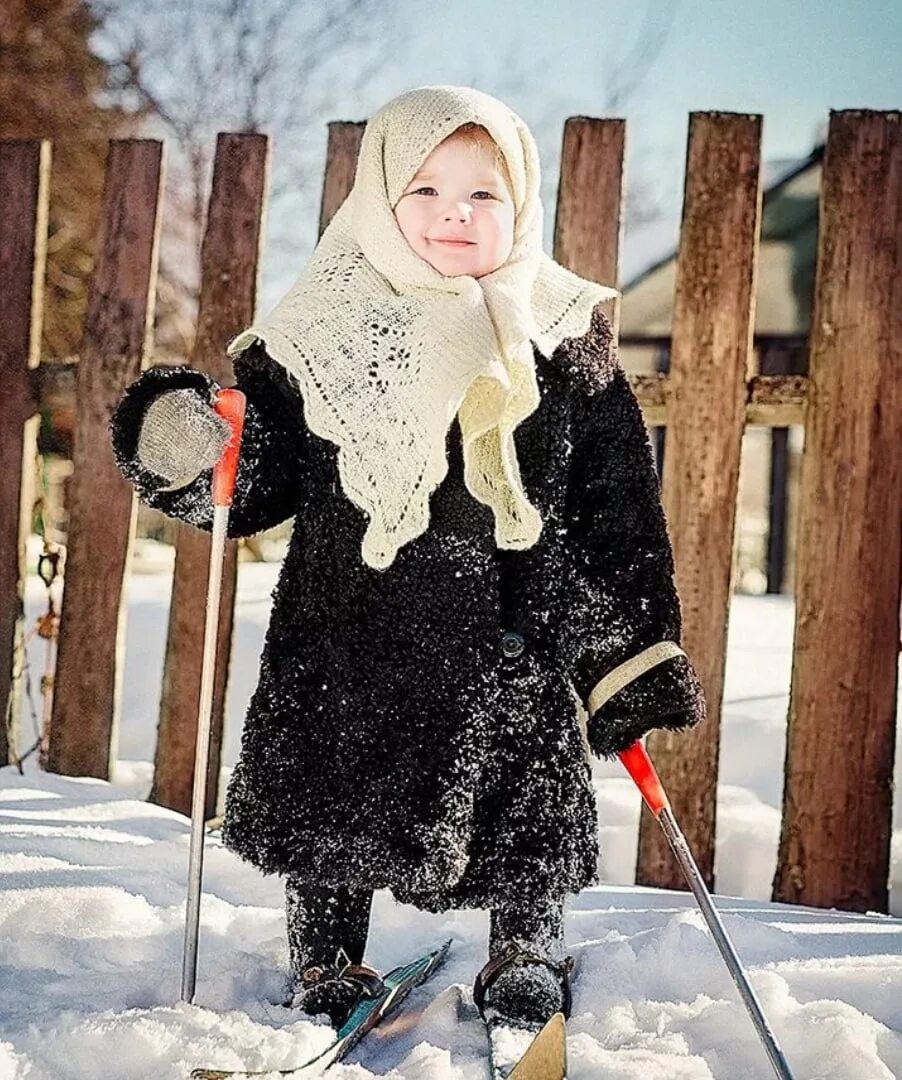 Зимняя фотосессия в шубах с детьми. Зимняя фотосессия в лесу. Девочка в валенках. Девушка в валенках и шубе. Тулуп и валенки.