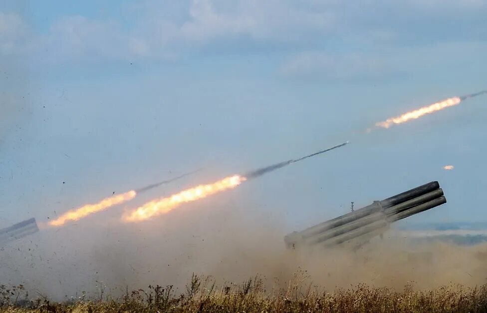 Залп рсзо. Торнадо рсзо. рсзо ураган ракета. рсзо ураган залп. рсзо смерч ракета.
