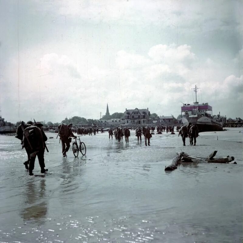 Пляж Джуно 1944. Высадка в Нормандии 1944. Высадка десанта в Нормандии в 1944. Высадка в Нормандии пляж Джуно. Высадка в нормандии год