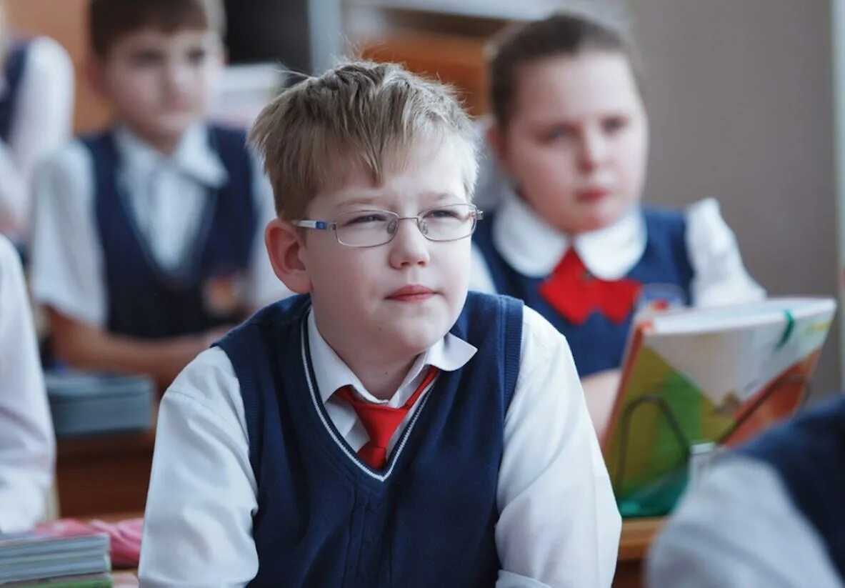 Профилактика миопии у детей школьного возраста. Школьник в очках. Школьник в очках. Слабовидящие дети в школе. Слепые и слабовидящие дети.