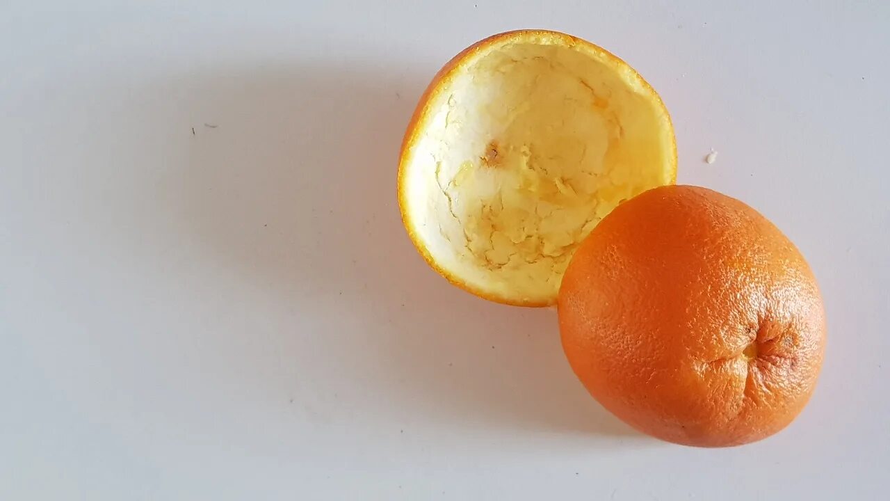 Вес кожуры апельсина. Опыты с апельсиновыми корками. Интересное фото с апельсином. Маленький оранжевый фрукт со вкусом апельсиновой корки. Цвет апельсиновая корочка.