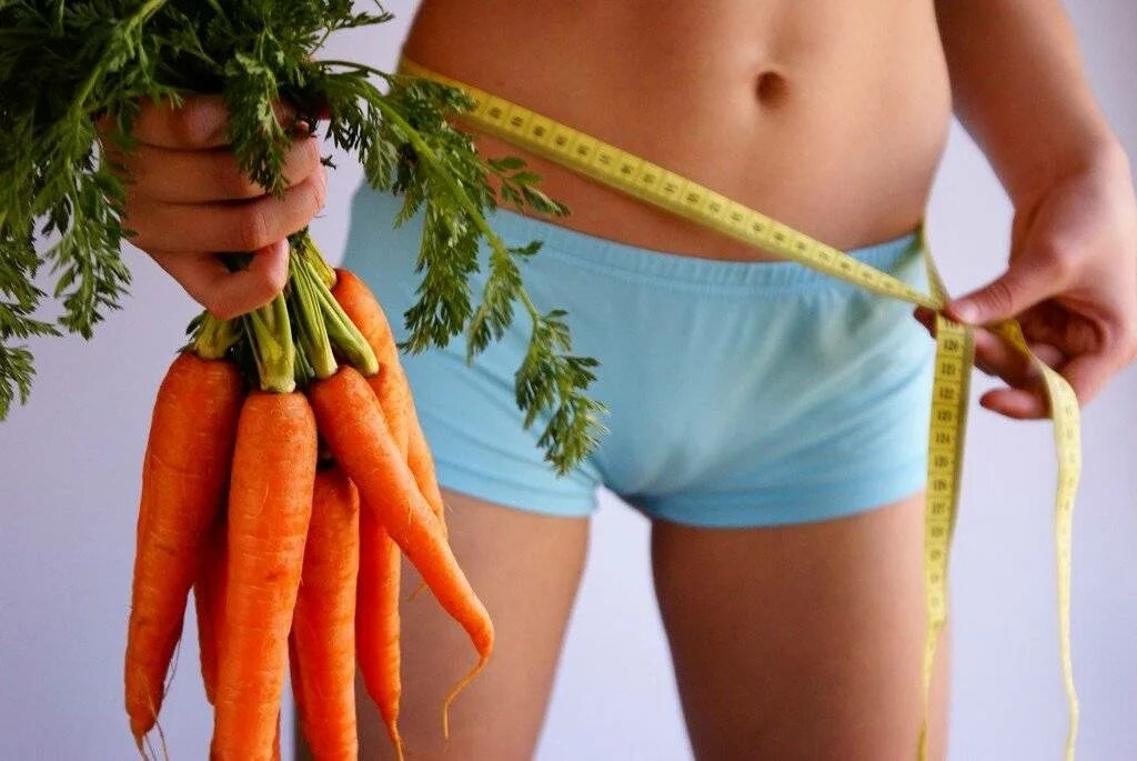 Похудела ела только овощи. Девушка с овощами. Девушка морковь. Девушка с морковкой. Овощи для похудения.