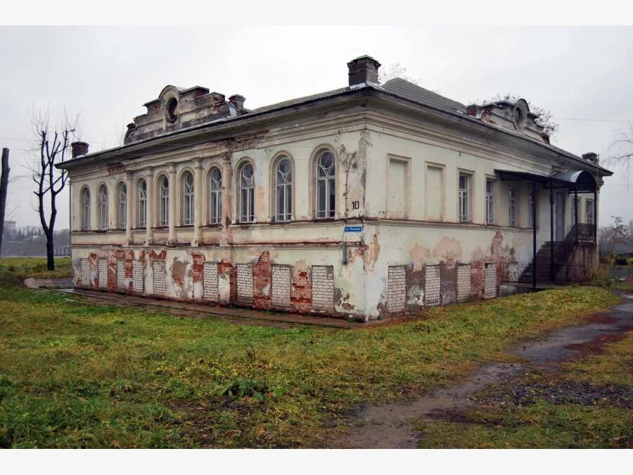 Дом врос в землю. Старый домик вросший в скалы. Старый дом врастает в землю. Шуя дом устинова. Дома вросшие в землю.