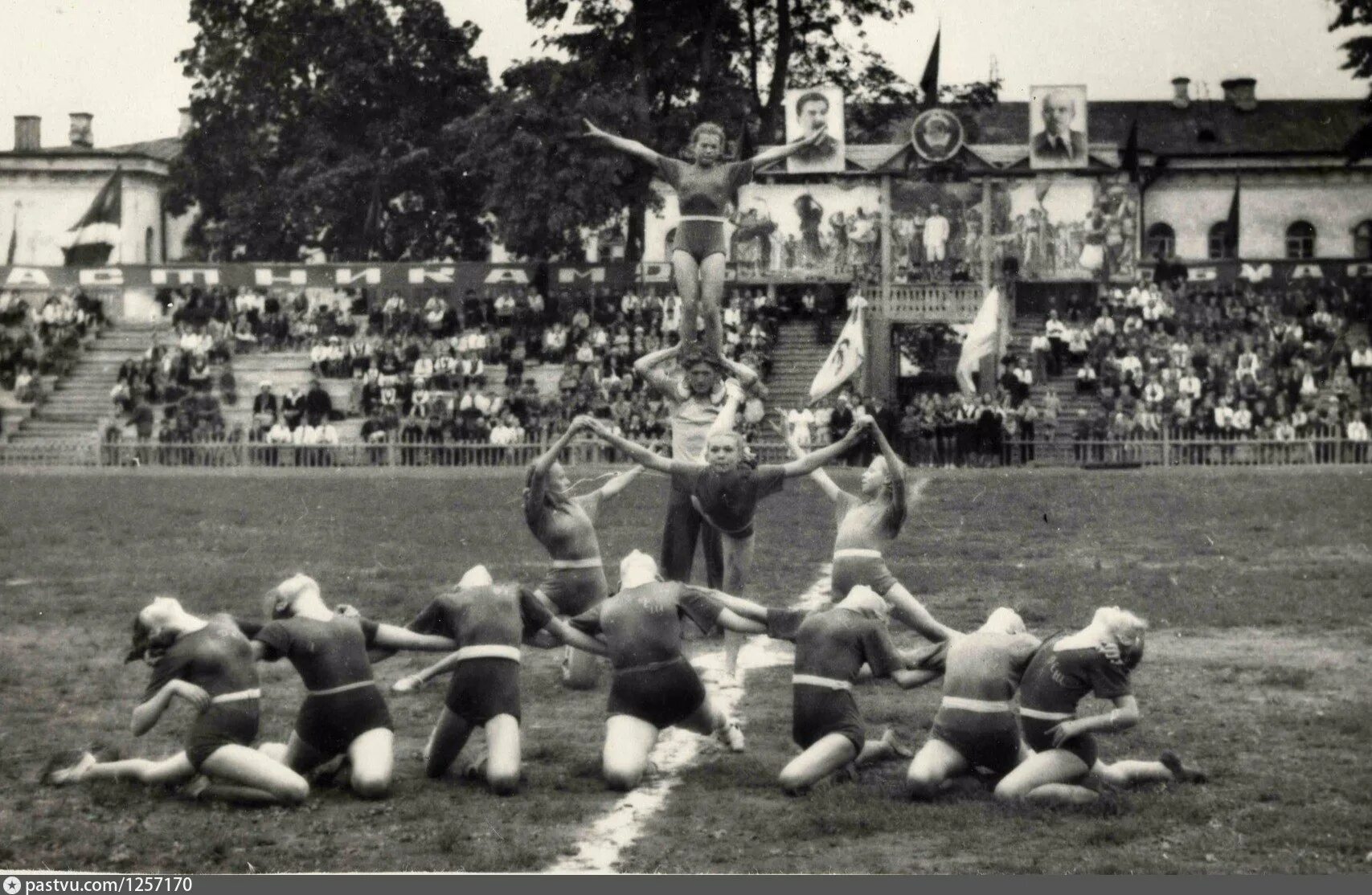 Советский спорт. Спорт в СССР. Советский спорт 1950. Массовый спорт в СССР. Советская спортивная площадка