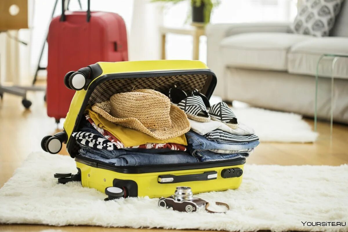 Женщина собирает вещи. Чемодан картинка. This your suitcase. Собираю чемодан. This your suitcase.