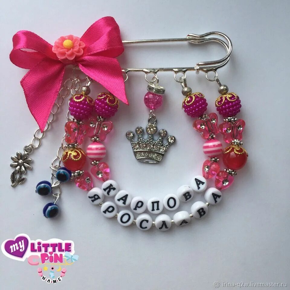 Именная булавка для девочки. Булавка для девочки. Именные булавки. Булавки на коляску именные для малышей. Именные булавочки для малышей.