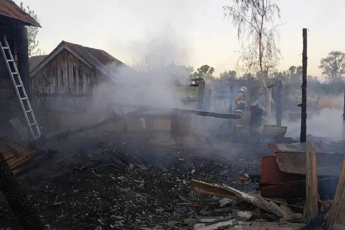 Погода ильмино никольского района пензенской. Пожар. Сгоревший дом. Пожар в частном доме. Фото пожара дома.