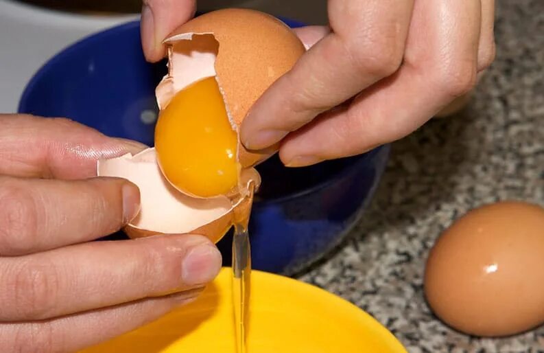 Яичный желток. Разбитое яйцо. Яйцо пополам. Желток куриного яйца.