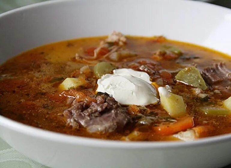 суп с тушенкой. суп геркулесовый с картофелем. суп из тушенки говяжьей с картошкой. суп с тушёнкой и картошкой и вермишелью. суп с тушенкой.