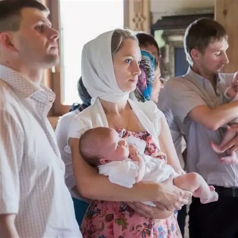 Могут быть родственниками крестные. Крестные родители фото. Фото крестных родителей на крещении. Крёстная в церкви. По крестить ребёнка в Валдайском монастыре.