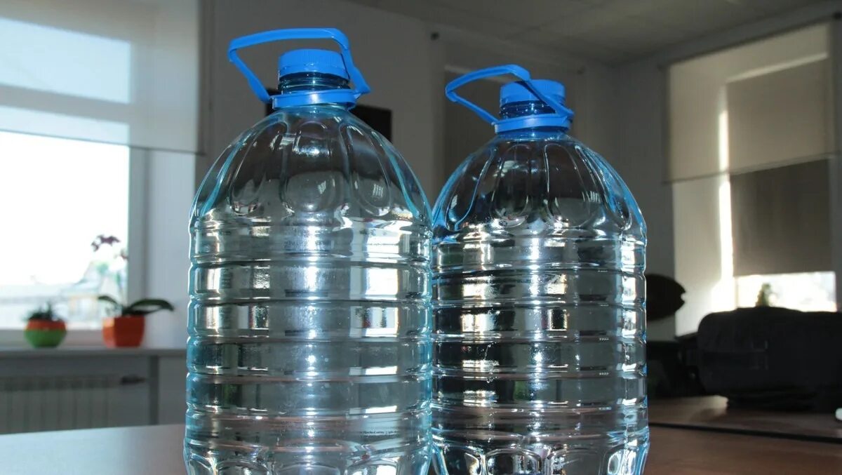 Домашняя вода. Запасы воды. Запастись водой. Запасы бутилированной воды. Запас воды в бутылках.