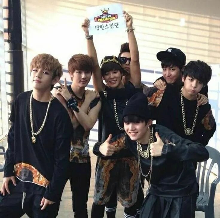 Дебютный бтс. Группа бтс 2013 год. Группа бтс дебют. Группа бтс дебют. Бтс дебют фото.