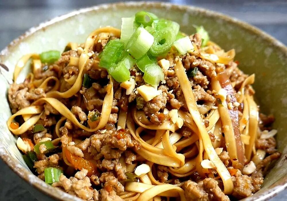 Лапша с мясом в сковороде. Чапчхэ корейское блюдо. Китайская лапша с мясом и овощами. Лапша с мясом рецепт. Лапша с мясом рецепт.