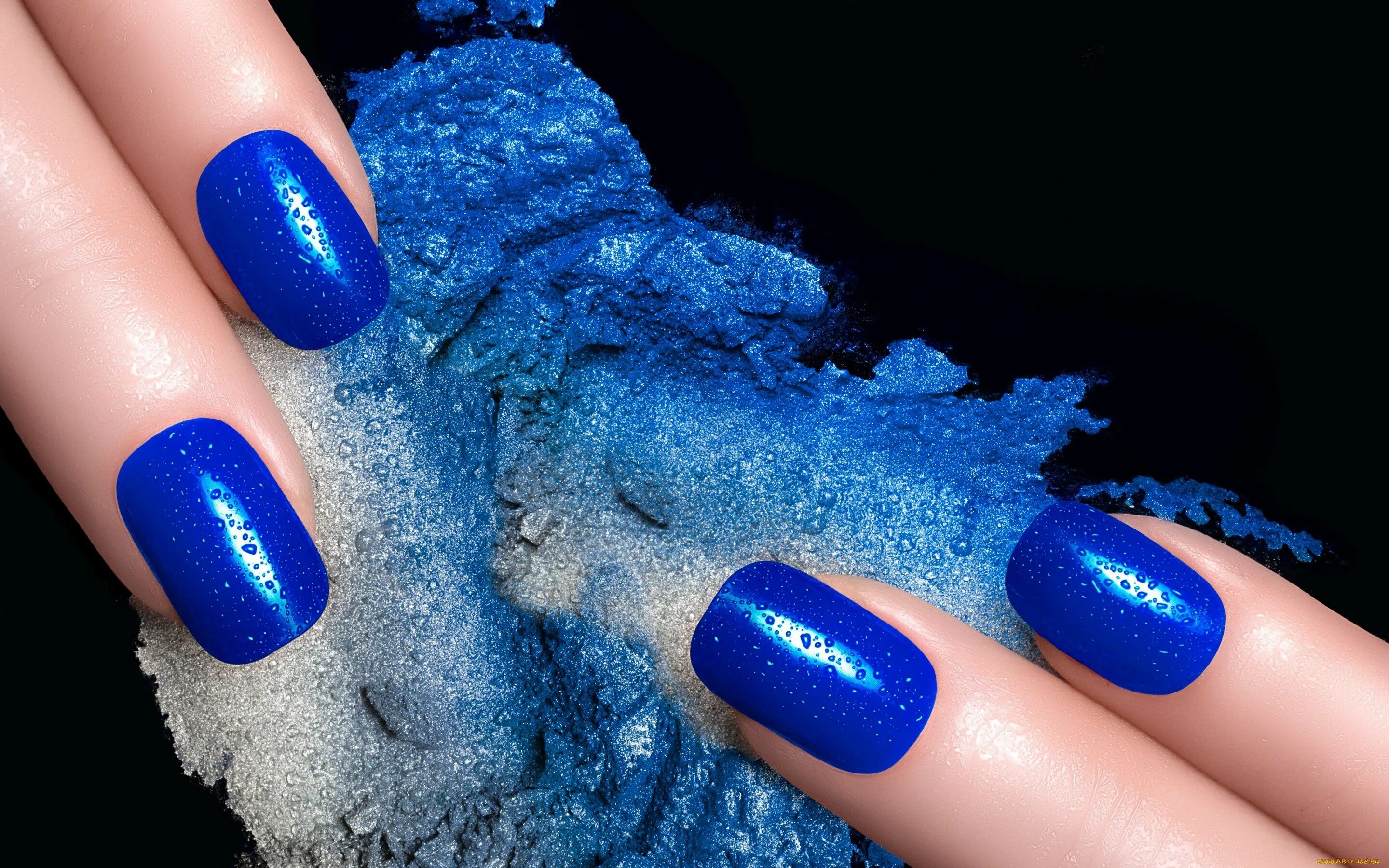 Синий пальчик. Синий маникюр. Ногти с синим оттенком. Маникюр с синим лаком. Красивые синие ногти.