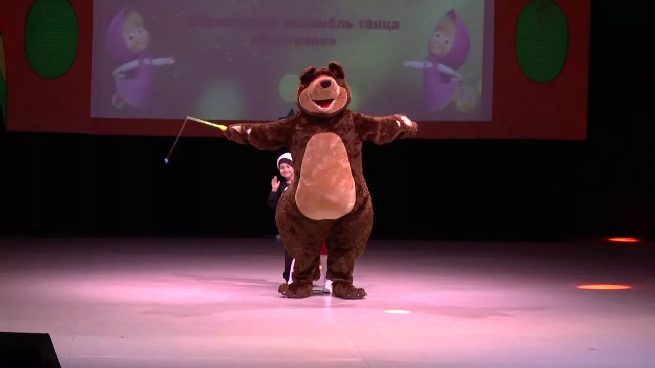 Танец маша и медведь ансамбль апрель. Танец маши. Костюм маши для танца. Танец маши. Танец маши.