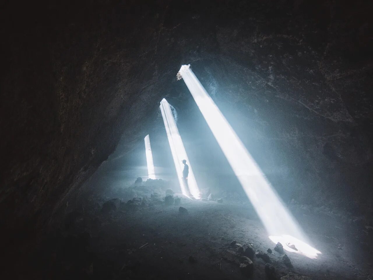Появился луч света. В Луче света. Свет в пещере. Луч света в пещере. Освещенная пещера.