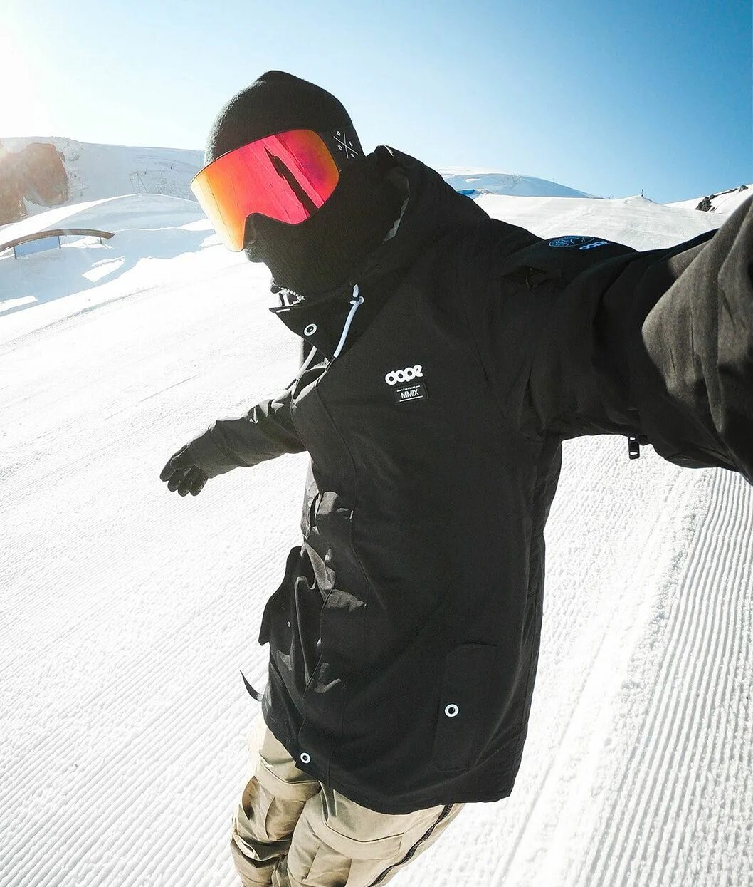 Сноуборд одежда черная. Сноубордическая куртка Dope. Стиль одежды сноубордиста. Мужской сноубордический стиль. Парень на снегоборде.