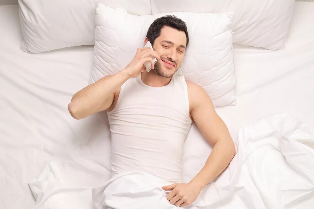 4 пара сон. Мужчина сидит на кровати. Мальчик спит. Спящие мужчина и женщина. Человек облокачивается на руку на кровати.