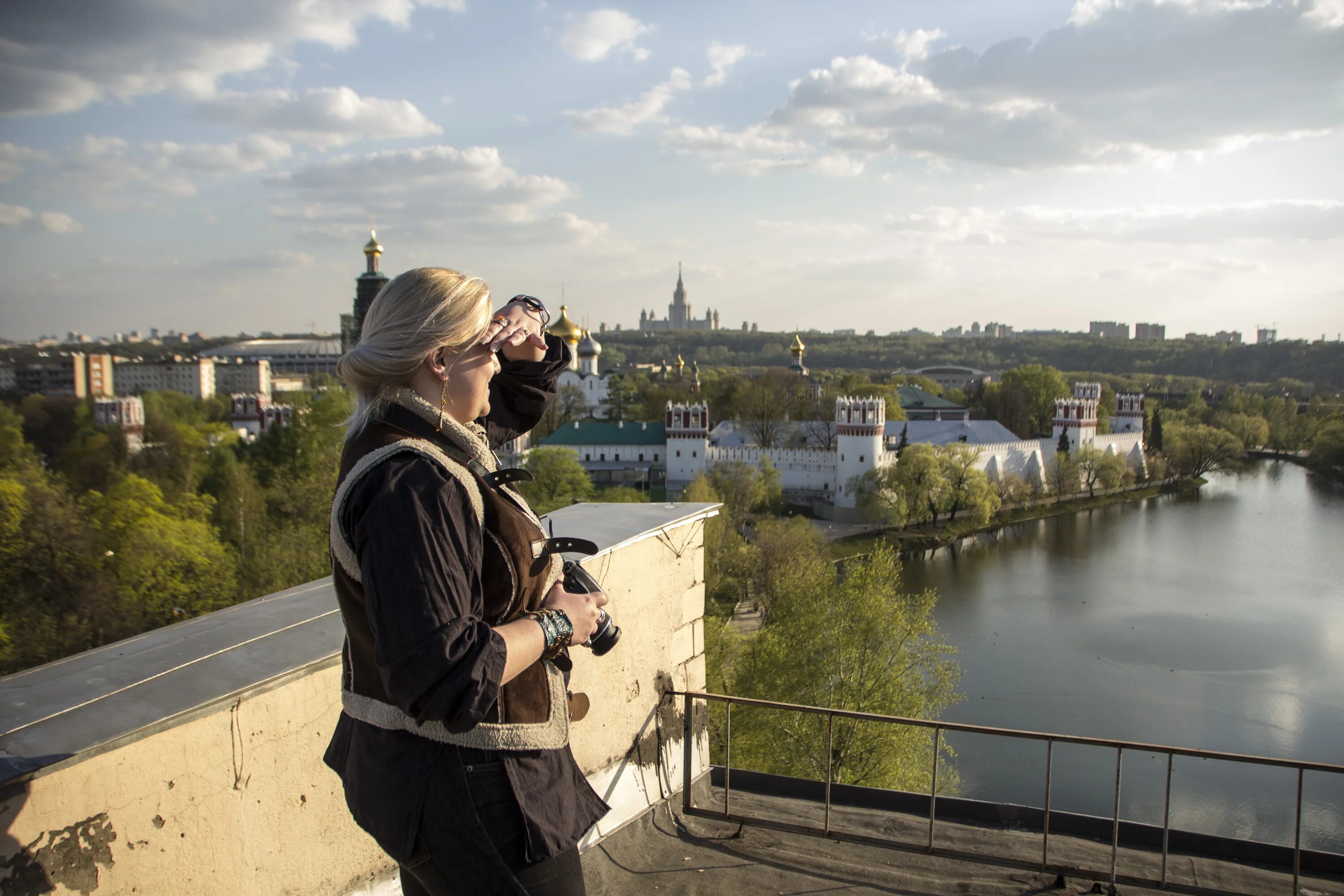 Проект гуляем по москве. Руф фест на крыше москва. прогулка по крышам москвы. прогулки на крыше в москве.
