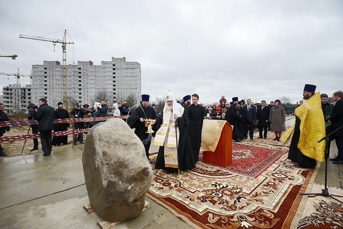 закладка камня храма. закладной камень в основание храма. русская борковка тольятти церковь. закладка камня храма. закладка камня храма.