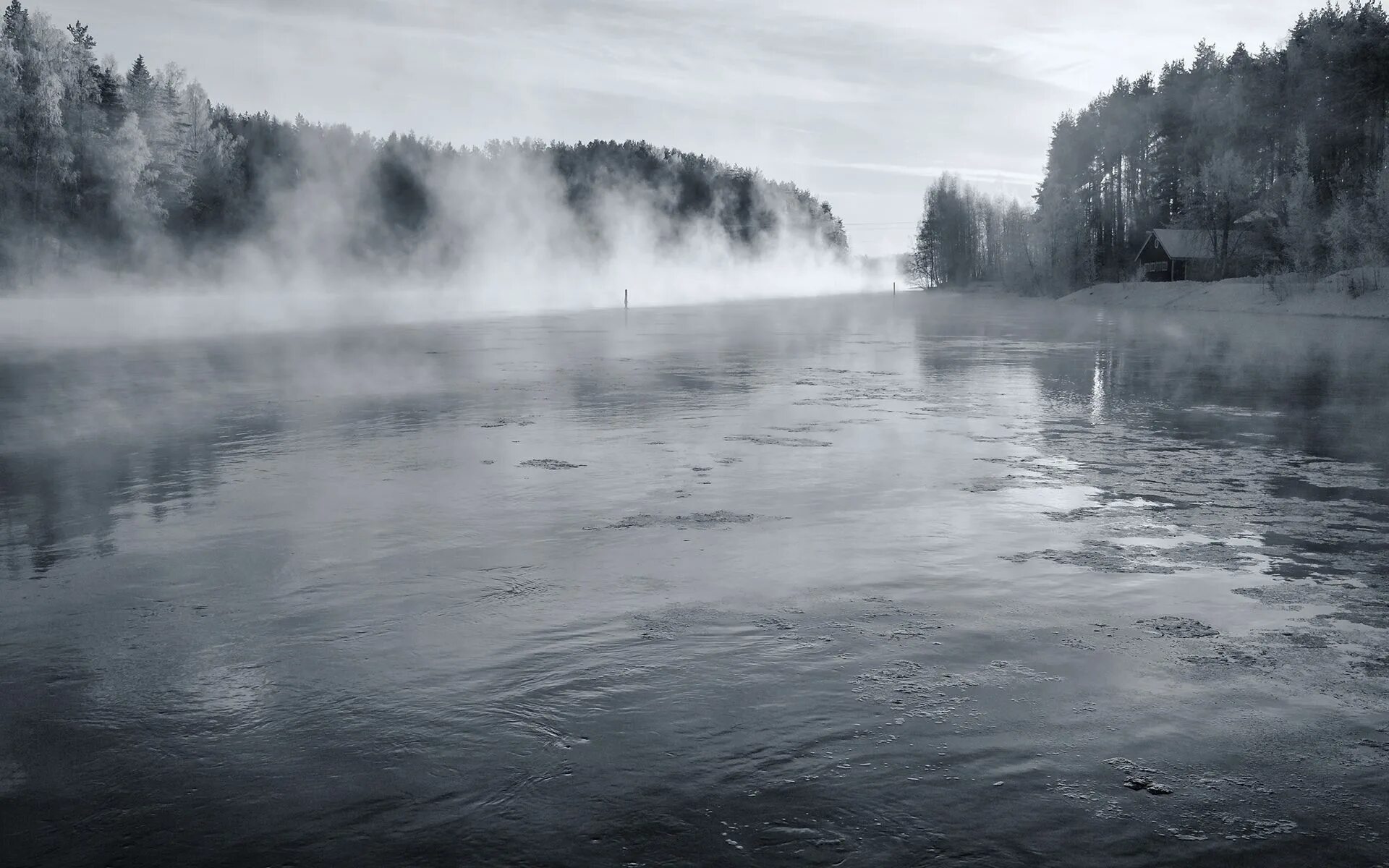 Озеро в тумане. Пар над водой. Пар над озером. Туман на воде. Дым в озерах