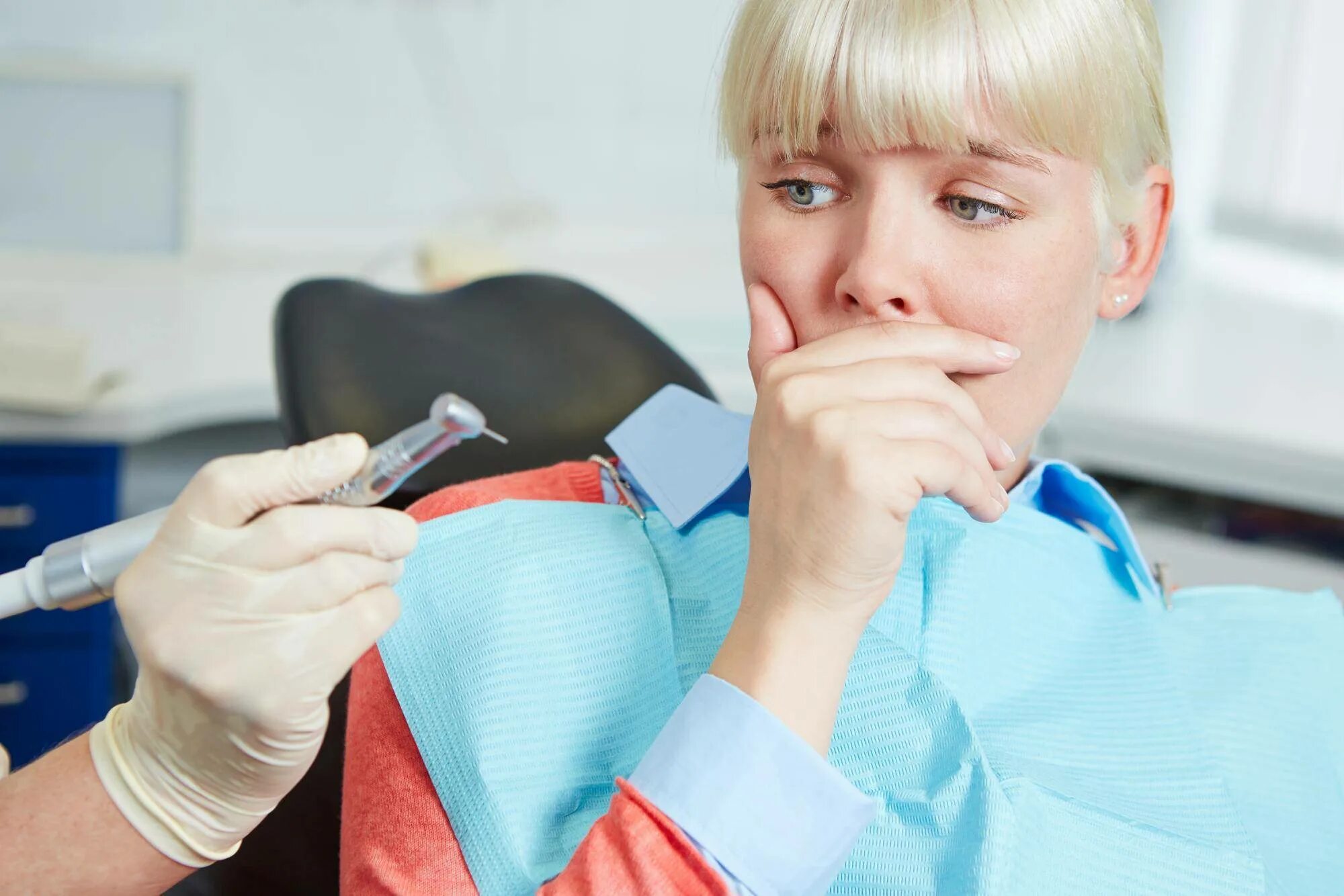Боязнь стоматологов. Страх перед стоматологом. Пациент боится стоматолога. Прием у стоматолога.