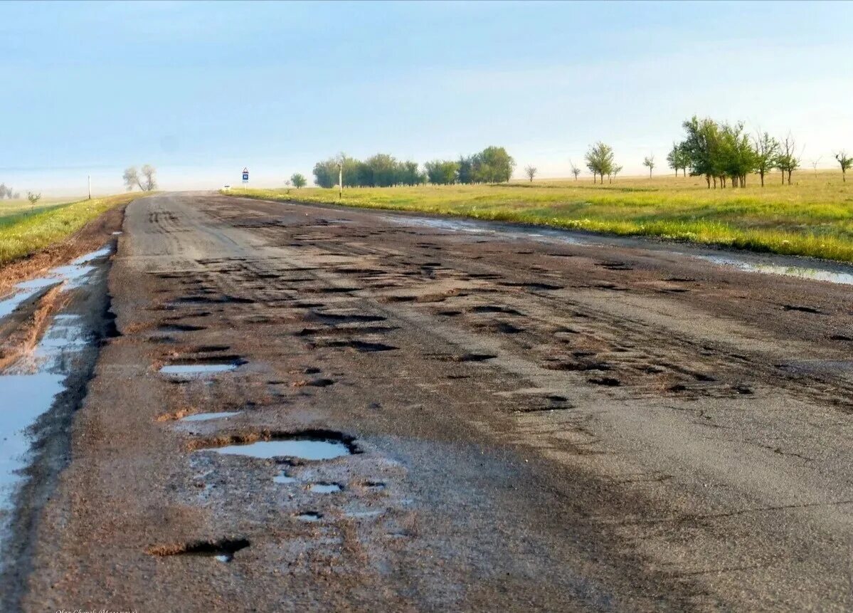 Плохая дорога. Российские дороги. Ямы на дорогах. Российские дороги с ямами.