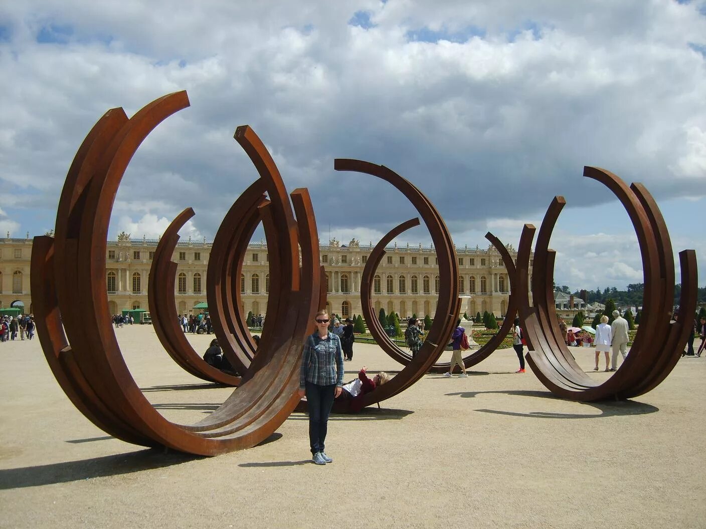 Городской арт объект. Уличные инсталляции. Арт объекты красноярска. Арт-объект парк монсо. Необычные малые архитектурные формы.