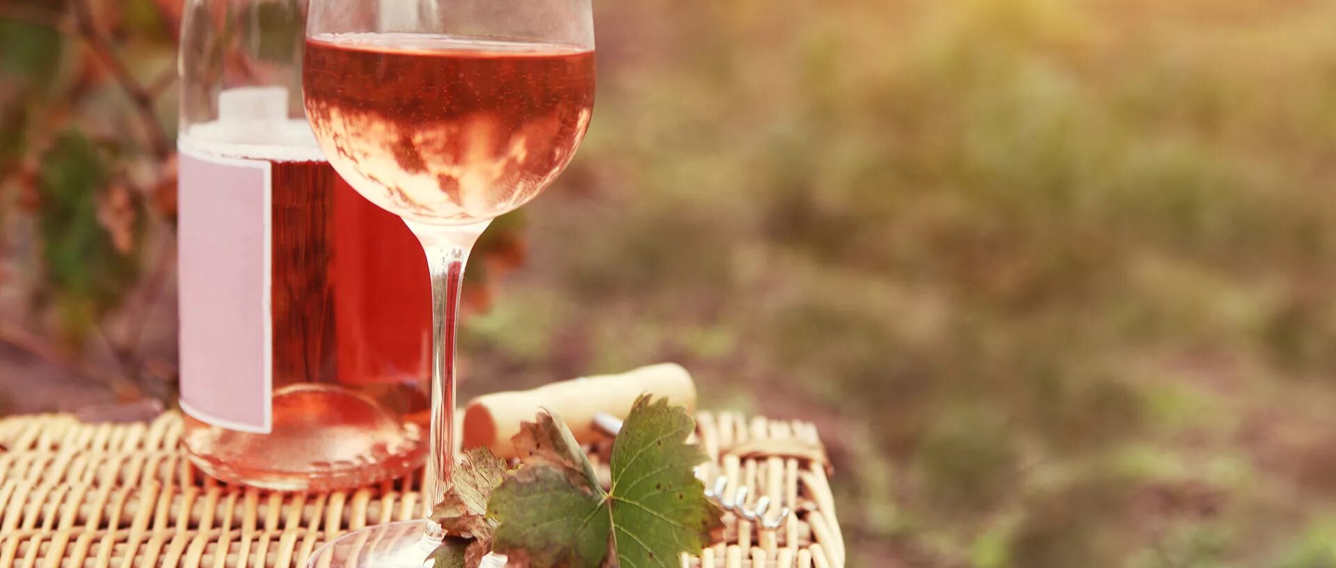 Розовый виноград вино. Розовое вино. Бокал для шампанского розовый. Розовое вино в бокале. Розовое вино фон.