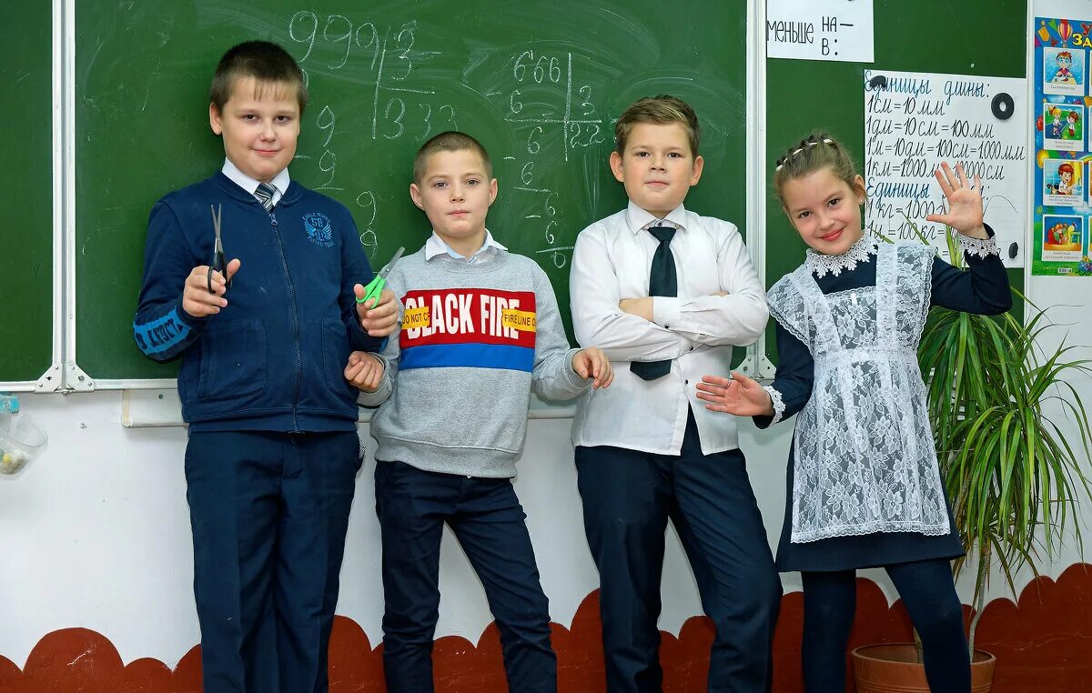 Видео а 4 в школе. Школьники выпускной 4 класс. Дети выпускной 4 класс. Фотосессия детей в школе 4 класс. Идеи школьной фотосессии начальная школа.