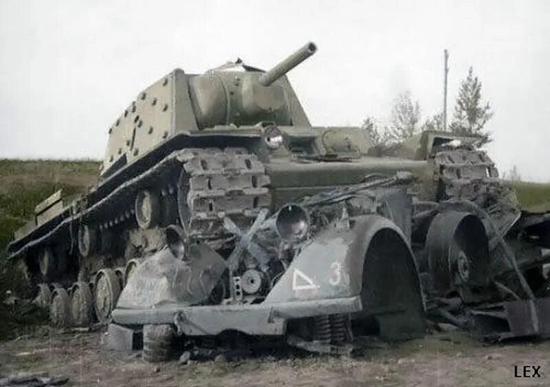 Бт-7 1941. Подбитый т 34 протаранил танк. Танк таранит танк. Танки вов 1941-1945. Танк таранит танк.