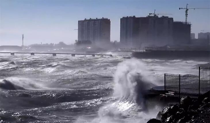 Есть ли шторм. Шторм в Краснодарском крае. Краснодарское водохранилище волны. Шторм в Новороссийске. Шторм Новороссийск 1997.