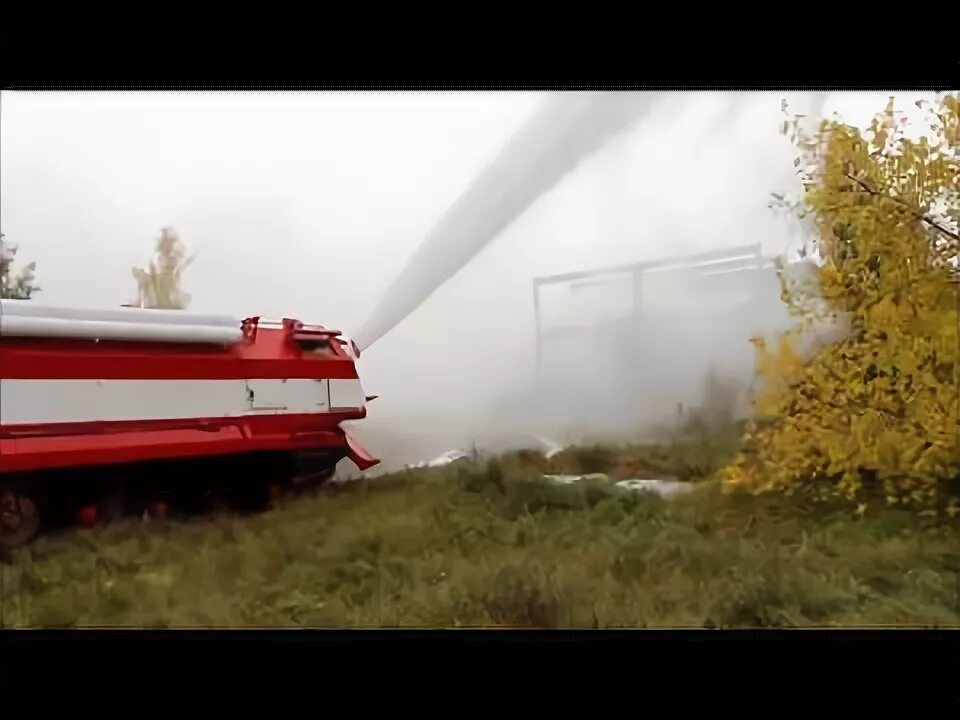 Тушение горящего автомобиля. Видео пожарные тушат машины. Видео пожарные тушат машины. Тушение горящего автомобиля. Видео пожарные тушат машины.