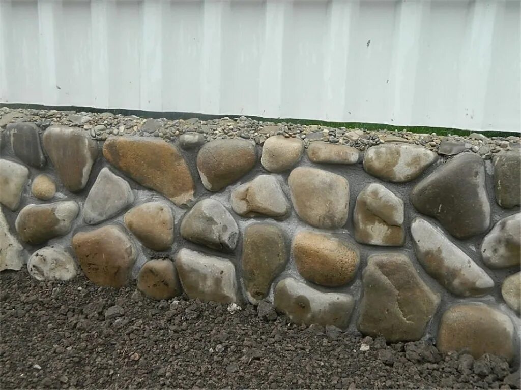 Фундамент из камня своими руками. Цоколь из бутового камня. цоколь из валунов. бутовый камень для фундамента. отделка цоколя речным камнем.