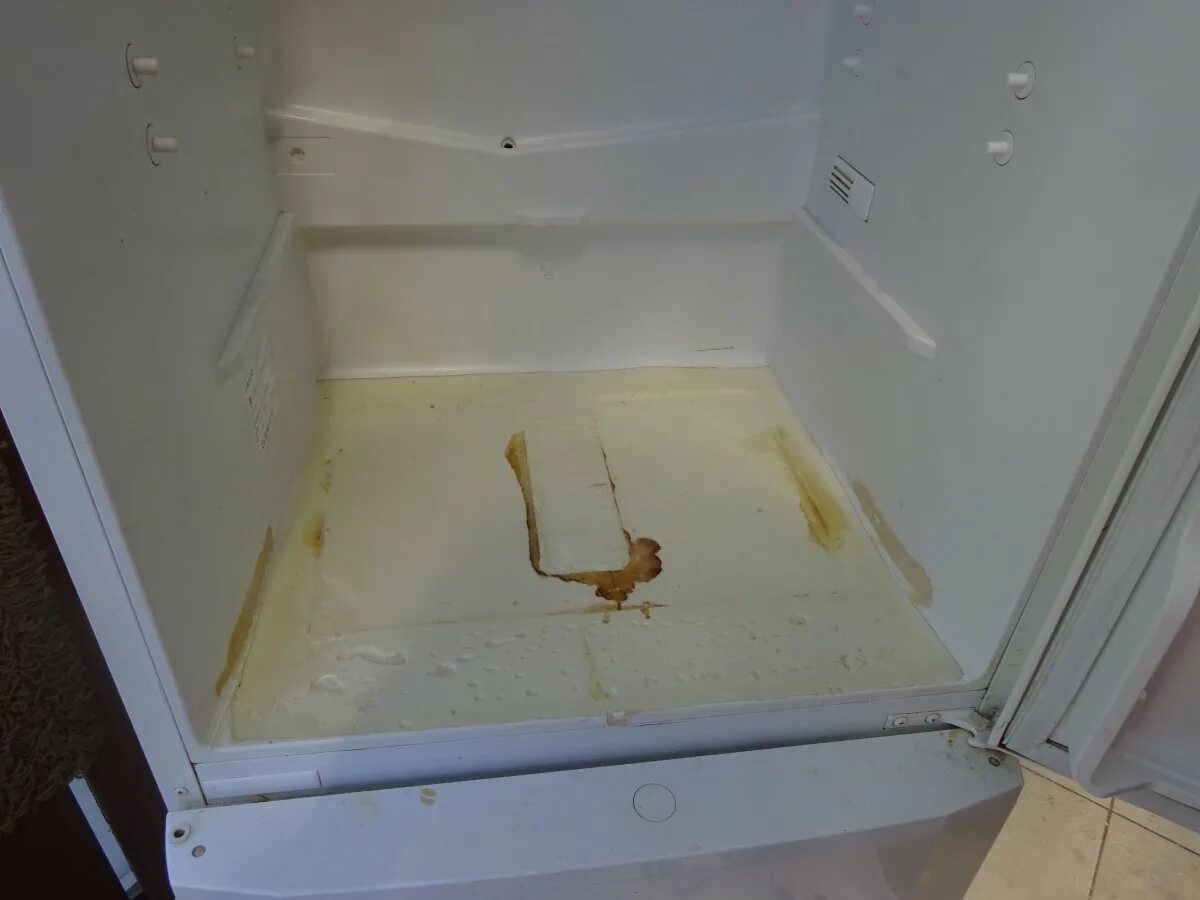 Трещины холодильнике. Внутренний пластик холодильника. Днище холодильника. Задняя стенка холодильника. Треснула дверка на холодильнике.