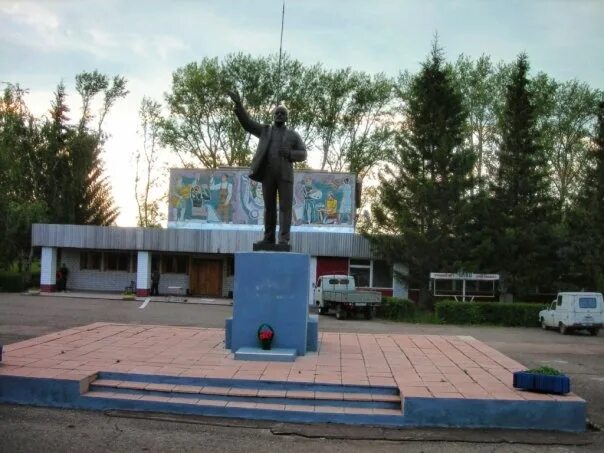 Дром родино алтайский. Романово Романовский район Алтайский край. Романовский район село Романово. Романово Алтайский край памятник. Стадион село Романово Алтайский край.