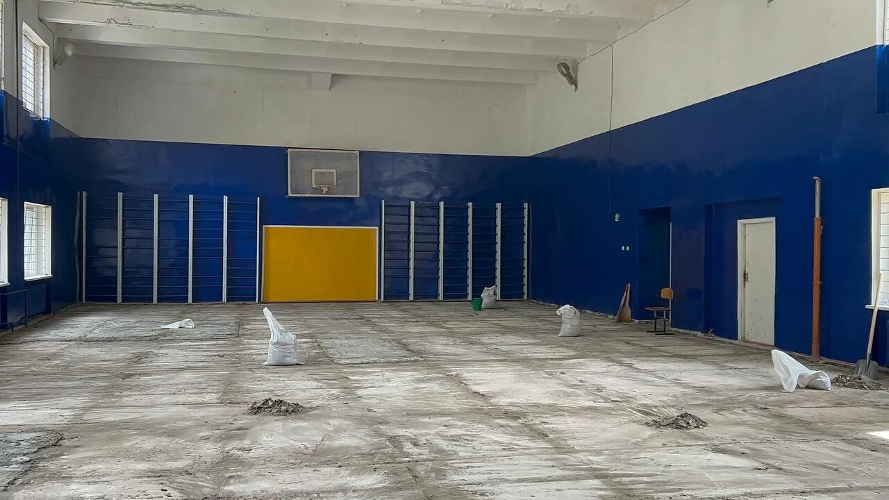 Для ремонта спортзала использовали 240. Скамья для пресса hammer strength. Фитнес зал. Панели для спортивных залов. Для ремонта спортзала использовали 240.
