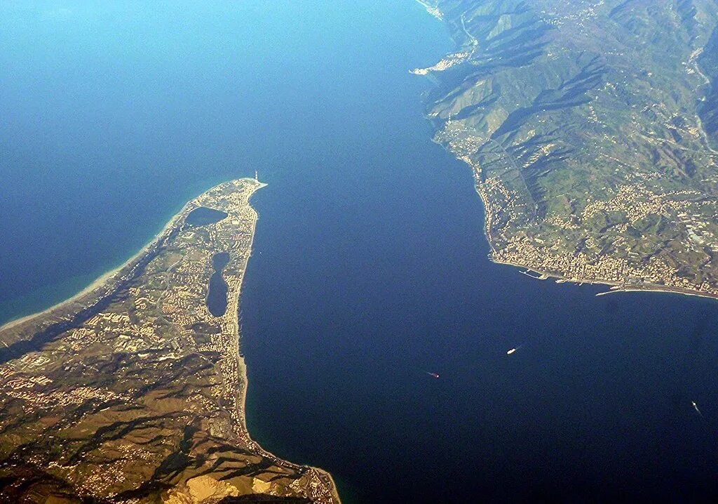 Ширина татарского пролива в самом узком месте. Гибралтарский пролив. Мессинский пролив. Средиземное море Мессинский пролив. Гибралтарский пролив и Средиземное море.