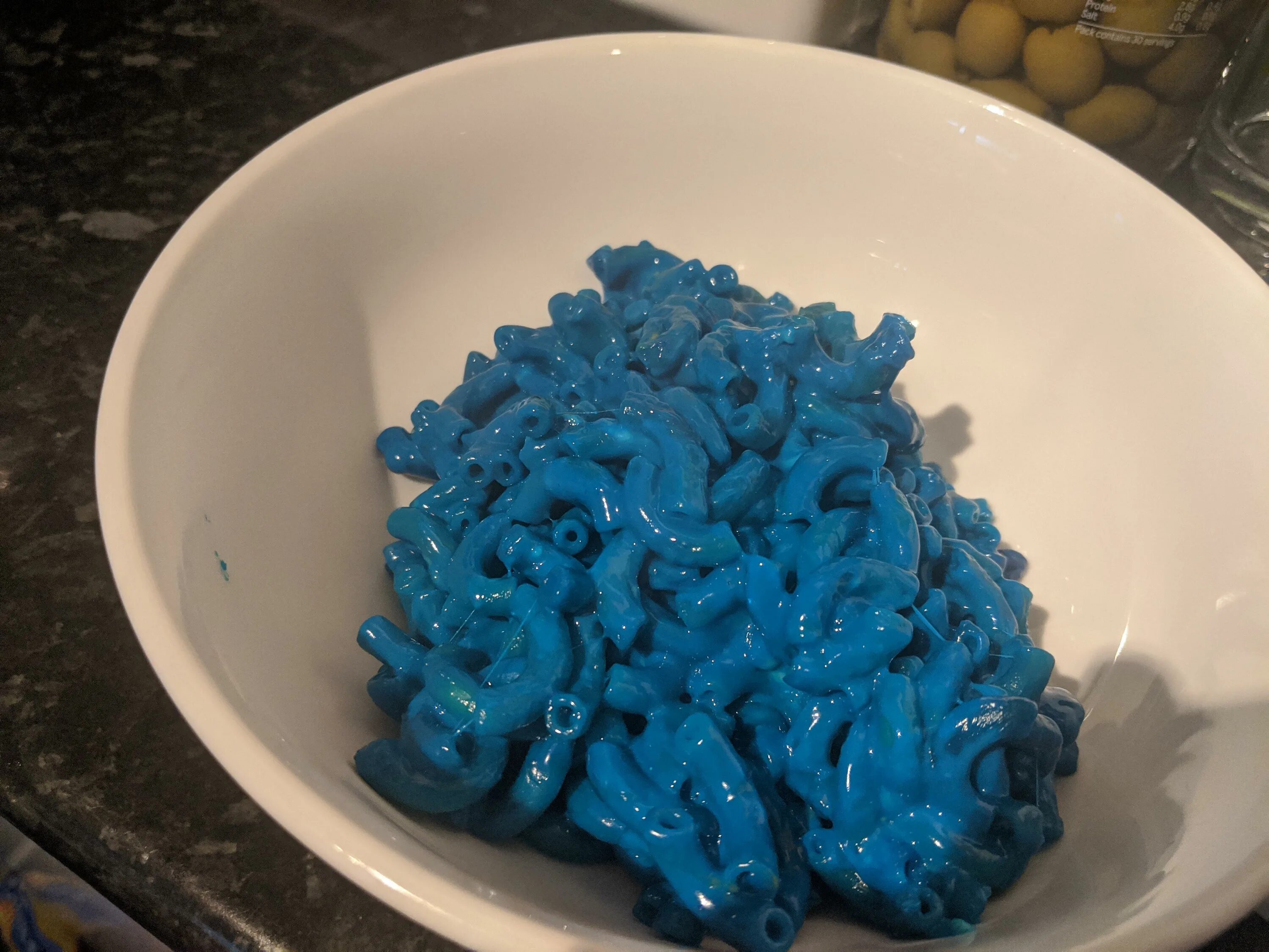 Голубые макароны. Макароны синего цвета. Макароны спагетти синие. Паста синяя упаковка. Синие макароны.