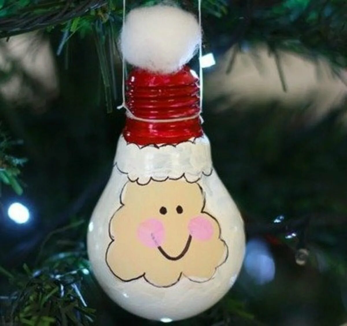 Новогодние игрушки своими руками. Елочные игрушки излампоч. Разрисовать лампочку. Новогодние поделки из лампочек снеговик. Сделать елку из лампочек.