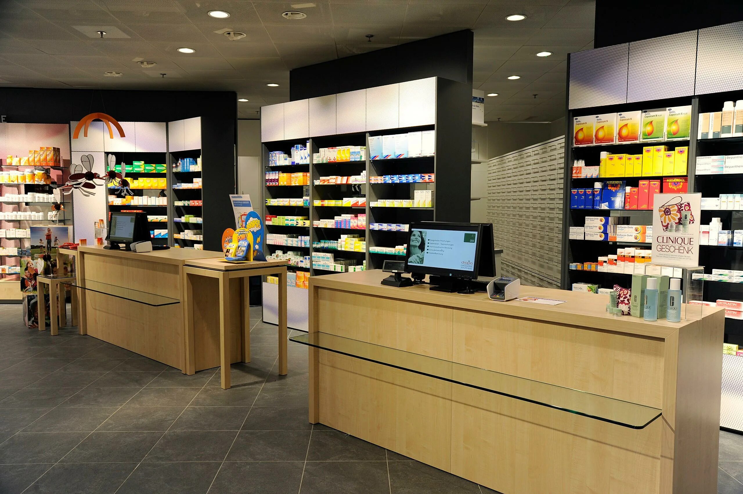Аптека в Швейцарии. Аптеки дрогери в Швейцарии. Фармация в Швейцарии. Интерьер аптеки.