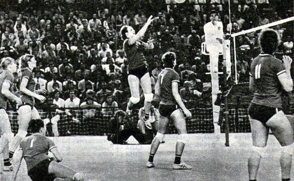 Первые международные соревнования по волейболу год. Первая игра в волейбол 1895. Волейбольная команда СССР 1972.