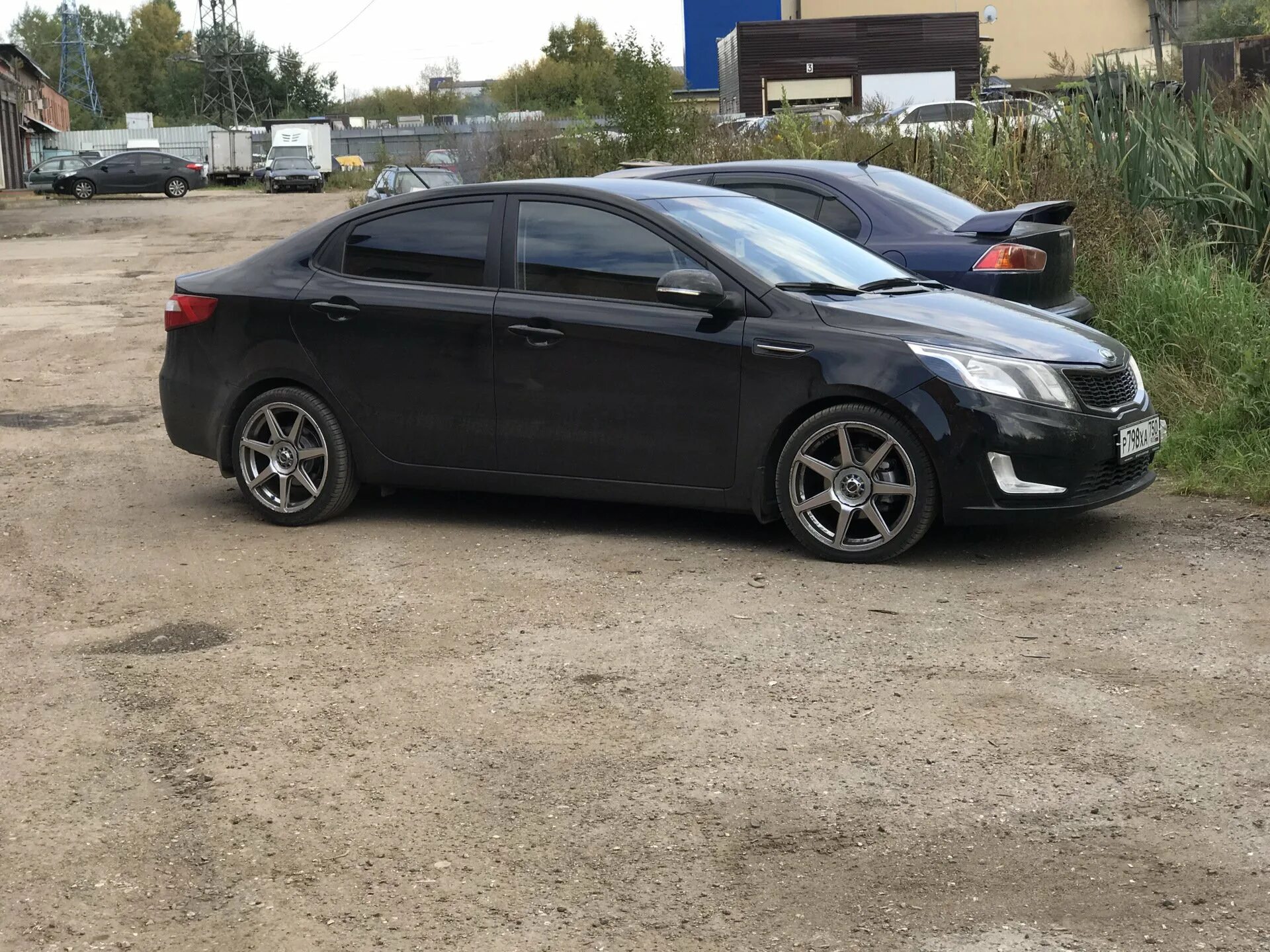 Какие диски рио 3. Kia rio r17 rays. r17 на rio 4 kia черная. черная kia rio 4 r18. черная киа рио 3 на r17.