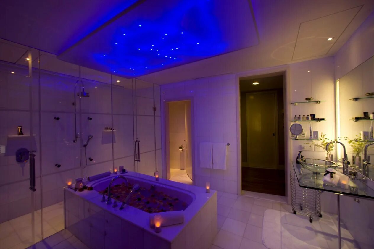 Включи свет в ванне. Освещение в ванной. Ванна с подсветкой. Светодиодная подсветка в ванной. Ванная комната с подсветкой.