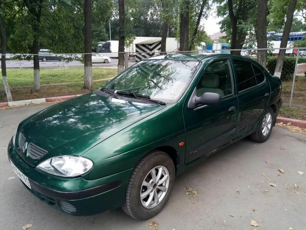Купить б/у Renault Clio II 1.2 MT (58 л.с.) бензин механика в Москве: красный Ре