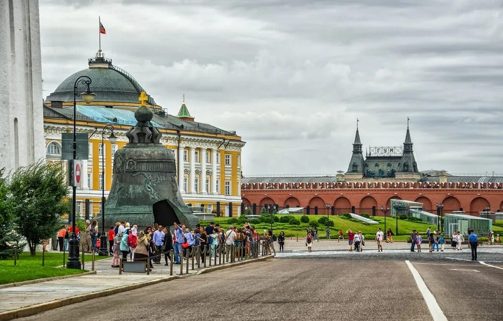 Стены кремля экскурсия. Ивановская площадь Московского Кремля. Ивановская площадь площадь в Кремле Московский Кремль. Территория Кремля в Москве. Территория Кремля в Москве экскурсия.