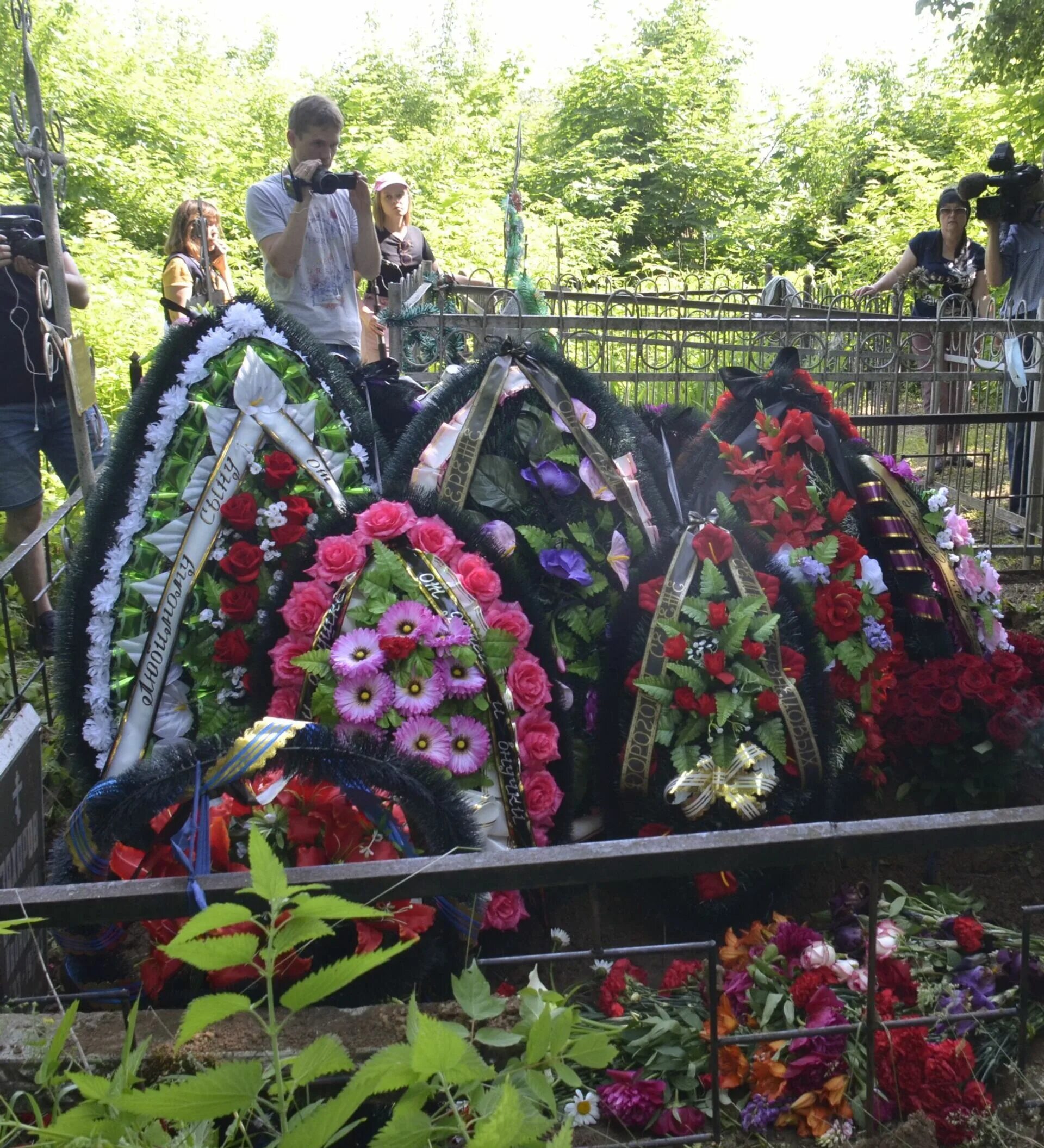 Захарова похоронят. Кладбище в Зеленогорске могила Сергея Захарова. Похороны Сергея Захарова.