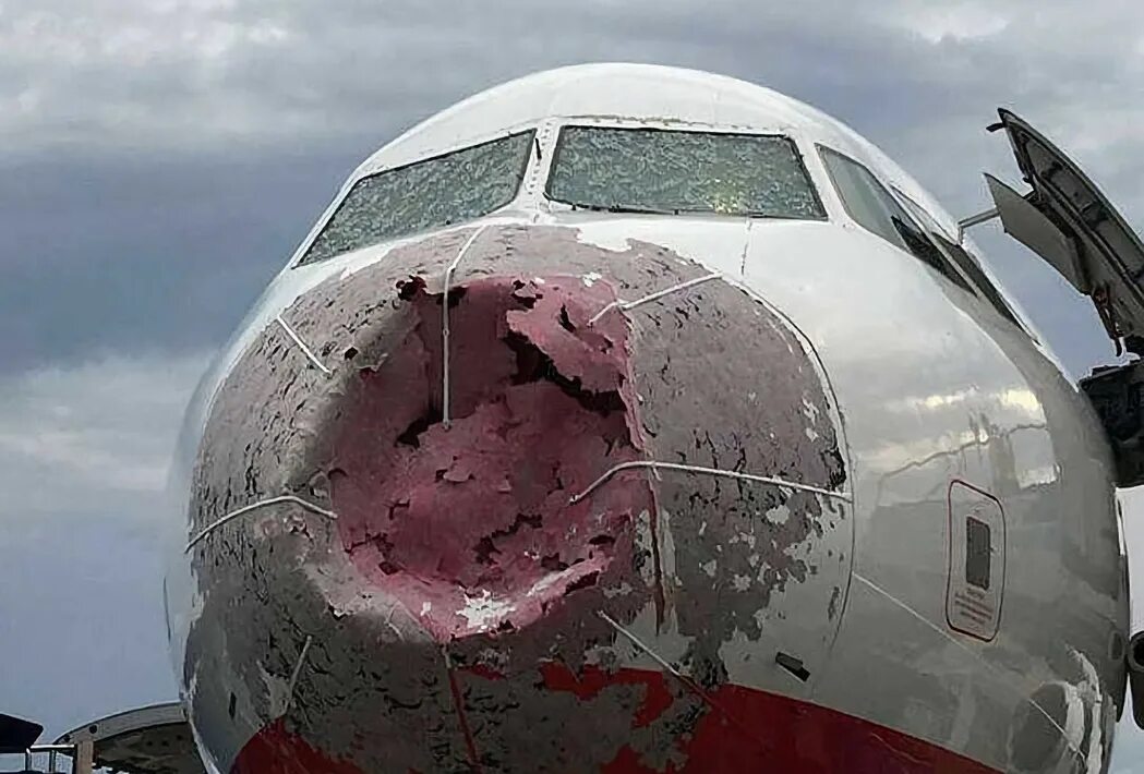 Самолет попал в град. Самолеты России. Повреждения градом самолета.